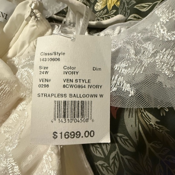 Oleg Cassini Plus size ivory Wedding Dress - only tried on once. Style 8CWG954 - Picture 15 of 16